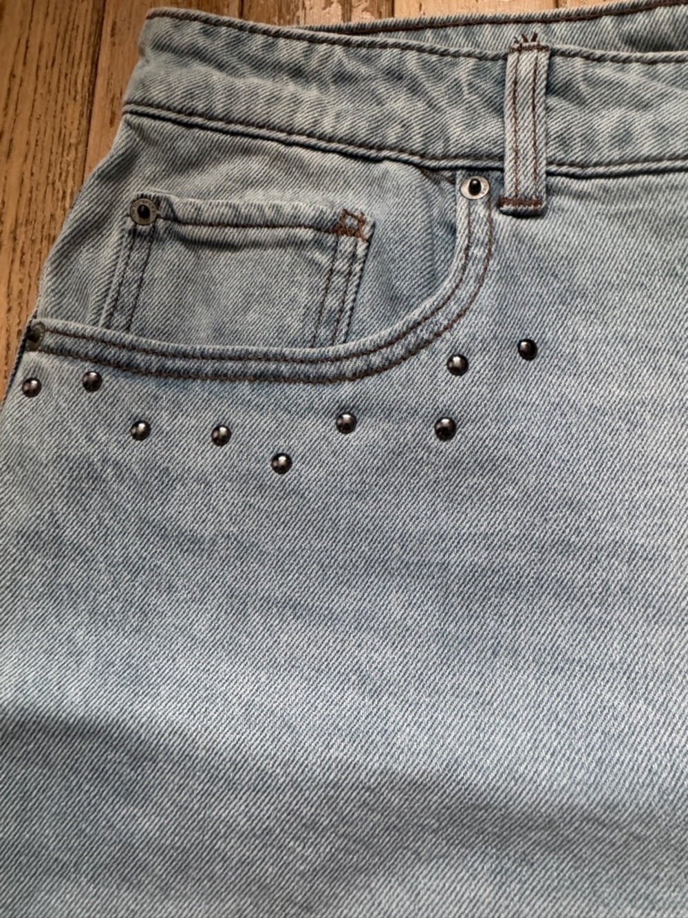 NWT Light Wash Denim High-Rise Shorts with Stud Details size 18 plus size - Picture 2 of 7